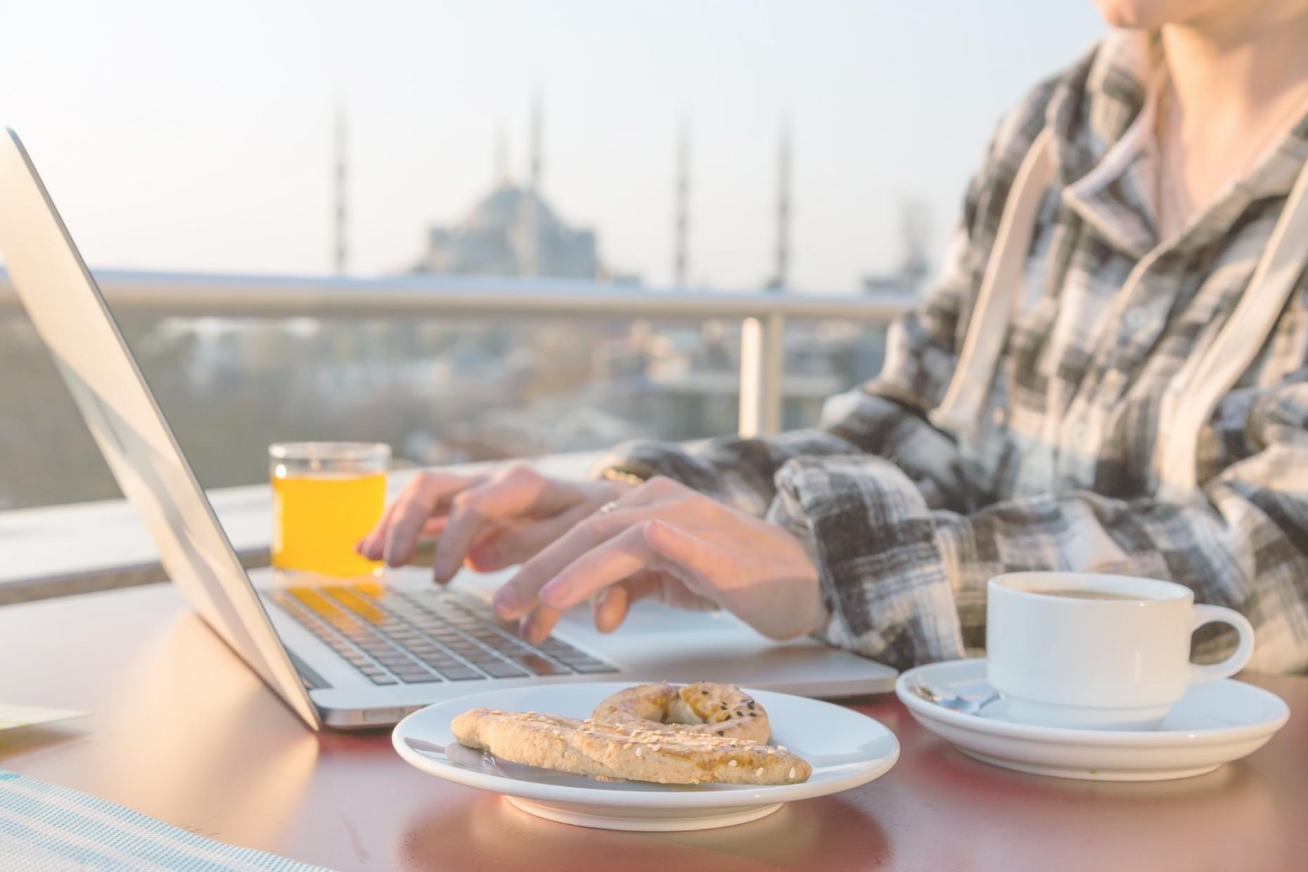 Uczestnik kursu analizujący dane rynkowe na laptopie